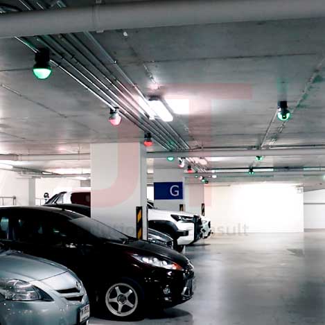 หัวเซ็นเซอร์ Ultrasonic และไฟ LED Indicator แสดงสถานะสีเขียวและสีแดงเหนือซองจอดรถ เดินท่อโลหะมาตรฐาน