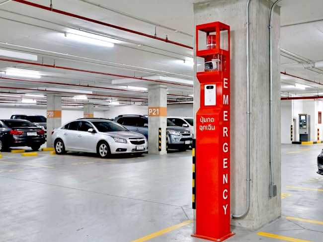 การติดตั้งเสาแจ้งเหตุฉุกเฉิน SOS Call Point สีแดงในอาคารจอดรถ เดินท่อโลหะ EMT มาตรฐานวิศวกรรม